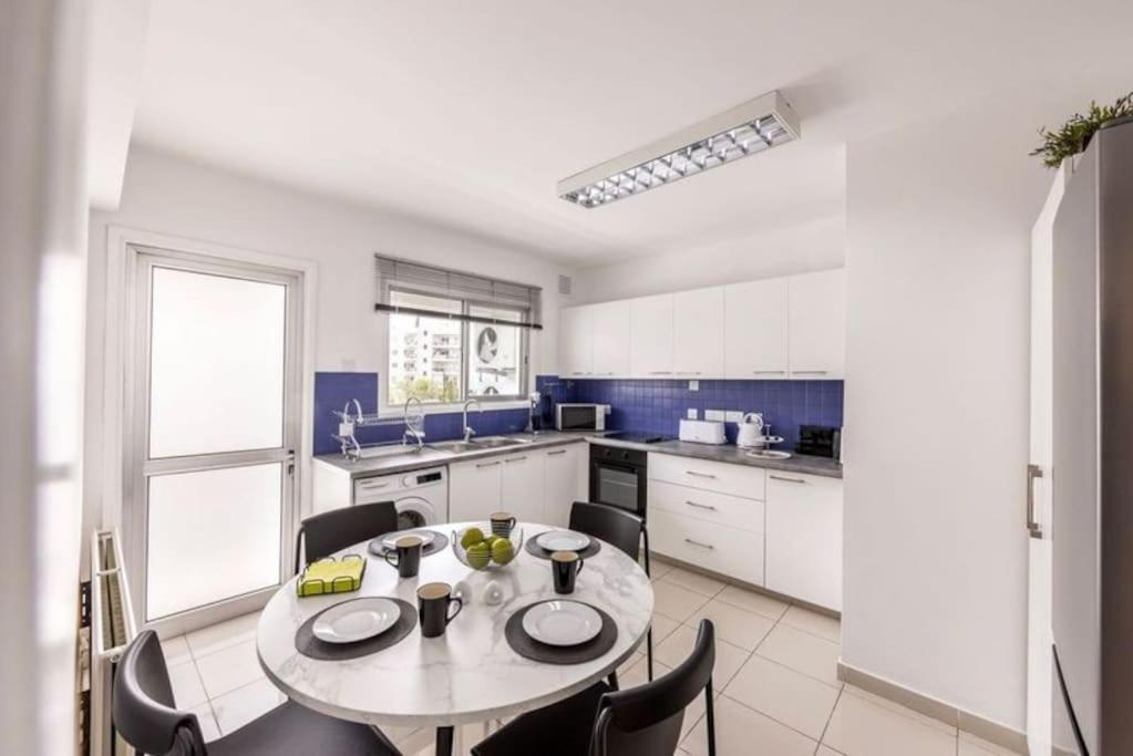 Апартаменти Luxurious Bright & Stylish 2Br With Office In Нікосія Екстер'єр фото