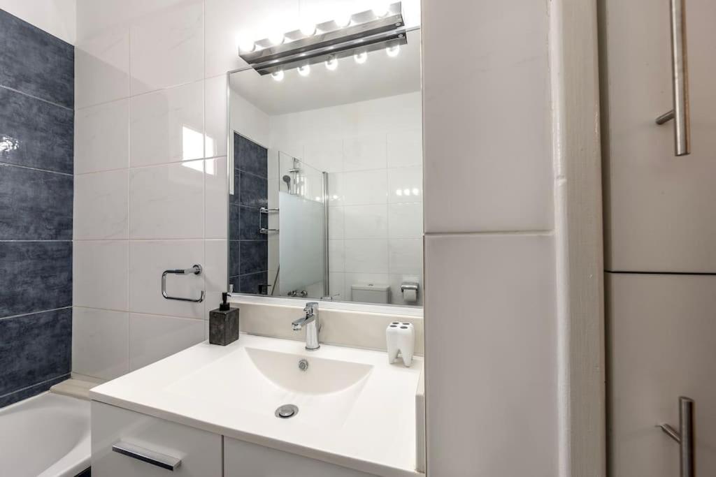Апартаменти Luxurious Bright & Stylish 2Br With Office In Нікосія Екстер'єр фото