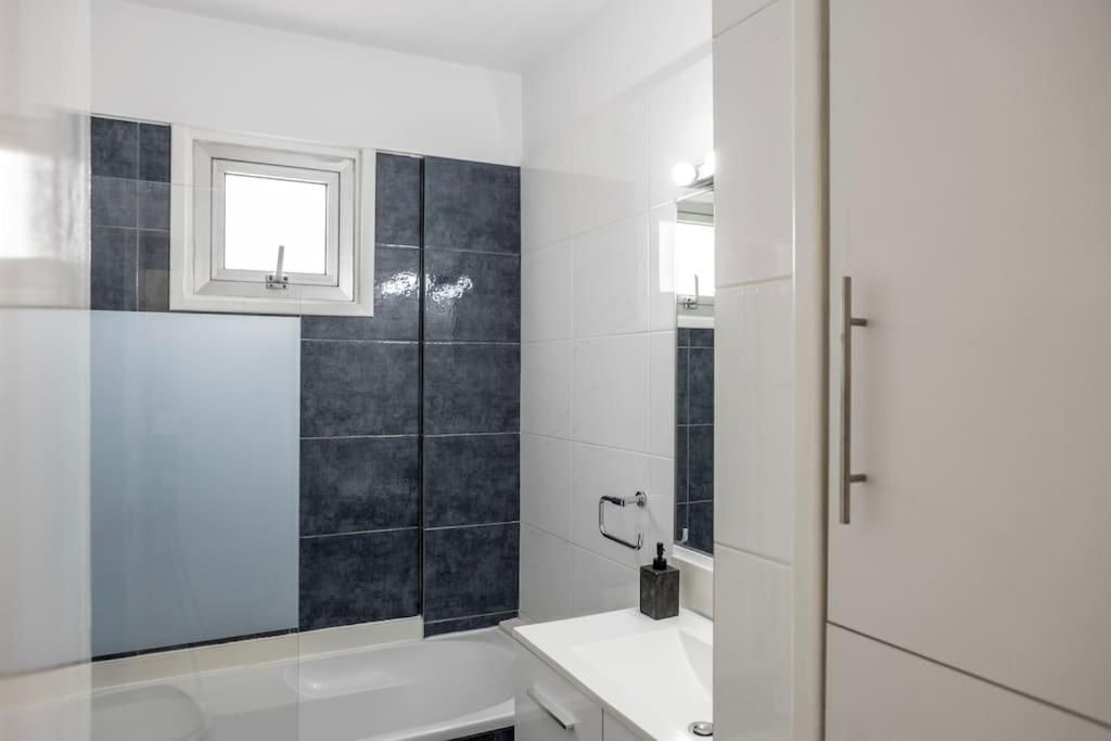 Апартаменти Luxurious Bright & Stylish 2Br With Office In Нікосія Екстер'єр фото