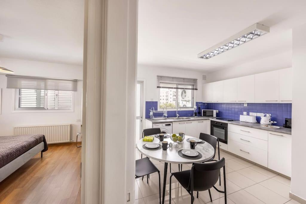 Апартаменти Luxurious Bright & Stylish 2Br With Office In Нікосія Екстер'єр фото